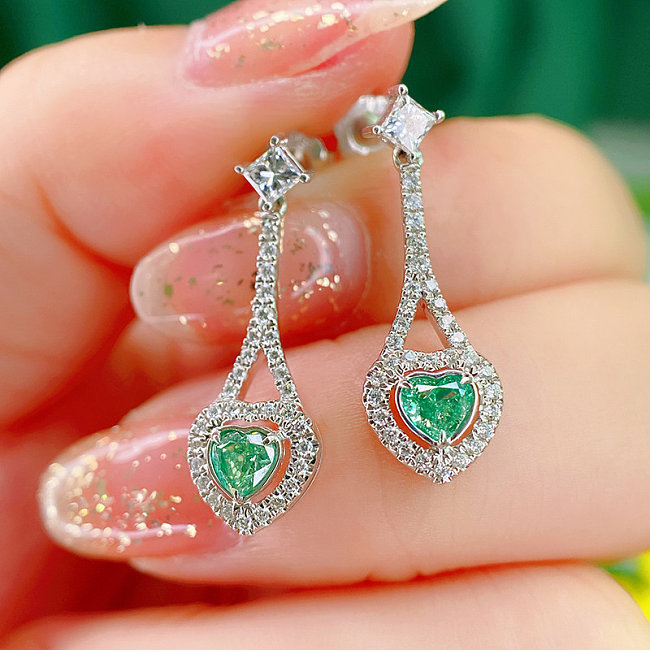 Brincos de diamante de coração esmeralda elegantes para mulheres