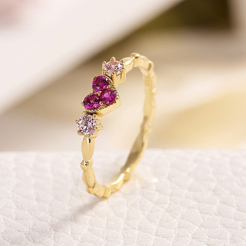 Bonitos anillos de corazón de rubí de oro de 18 quilates para mujer.