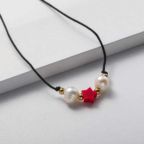 pendentif rouge et collier de perles pour fille