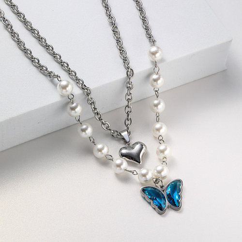 collar de perlas con forma de corazón y mariposa