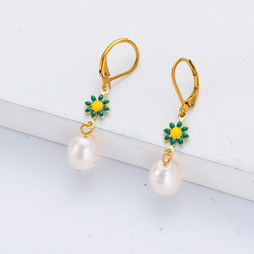 Vente en gros de perles plaquées or 18 carats en acier inoxydable avec boucles d'oreilles créoles à fleurs