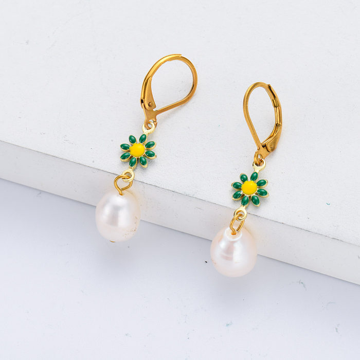 Vente en gros de perles plaquées or 18 carats en acier inoxydable avec boucles d'oreilles créoles à fleurs