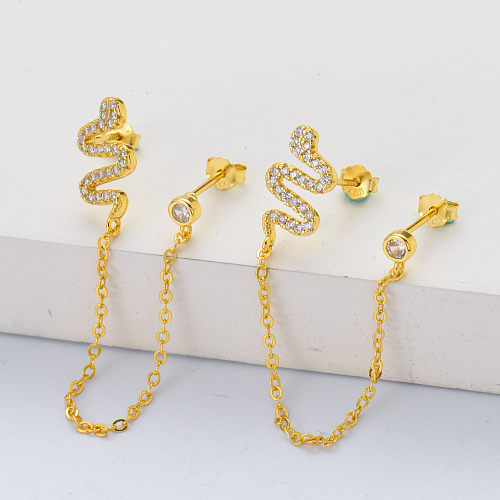 Pendientes de plata de ley con cadena larga de serpiente chapada en oro y circonitas.