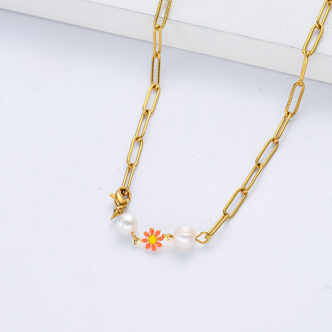 Forma de flor de sol de acero titanio con collar de perlas Collar chapado en oro para mujer