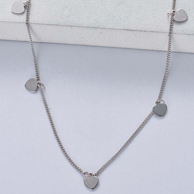 trendige Halskette aus 925er Silber mit naturfarbenem Fünf-Herz-Anhänger