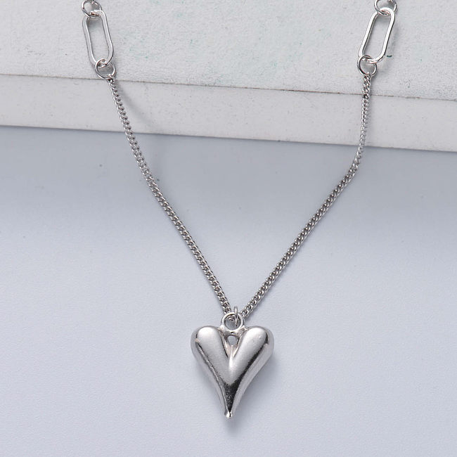 collar minimalista de plata 925 con colgante de corazón de color natural