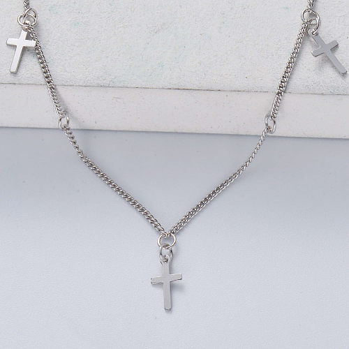 minimalistische Halskette aus 925er Silber mit dreifachem Kreuzanhänger in Naturfarbe