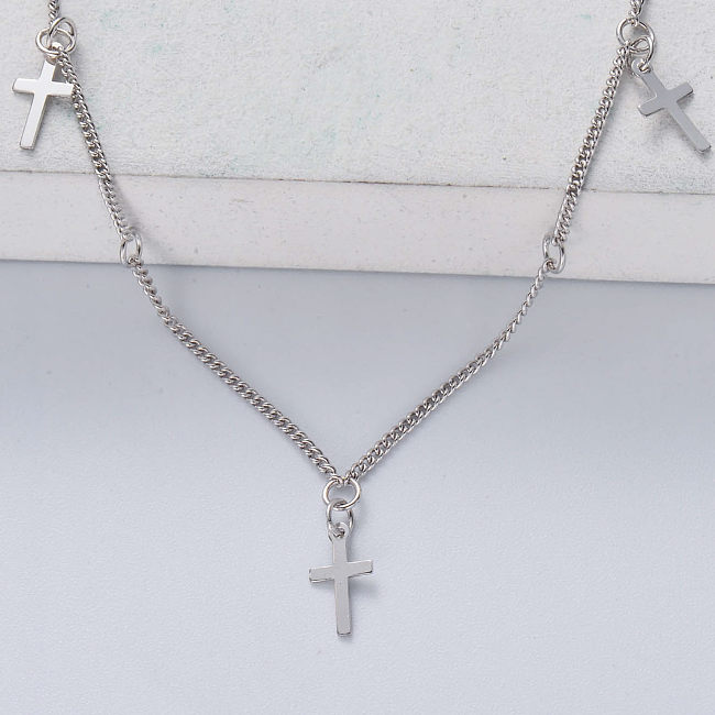 minimalistische Halskette aus 925er Silber mit dreifachem Kreuzanhänger in Naturfarbe