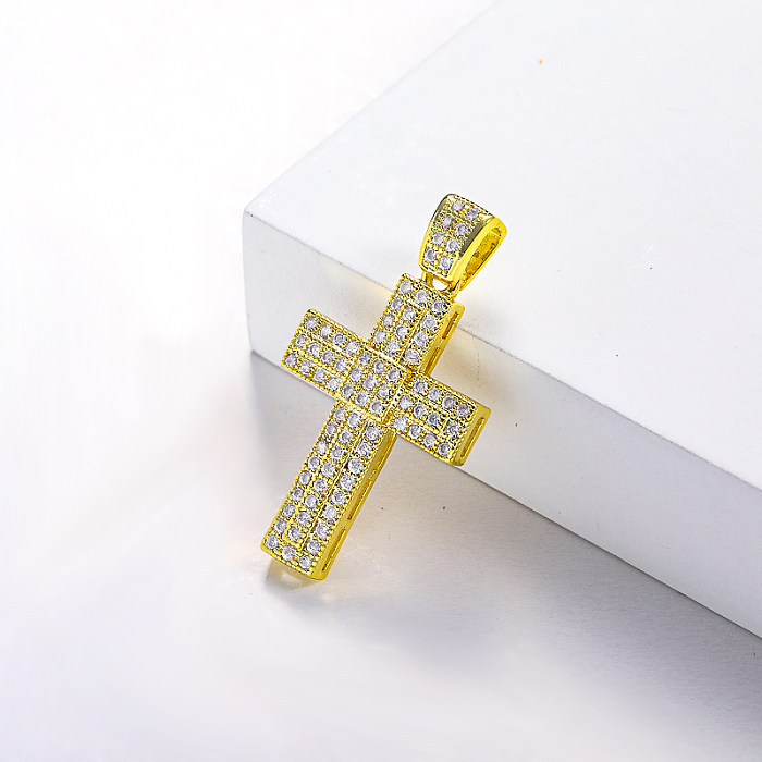 Colgante cruz de latón bañado en oro con circonitas para mujer