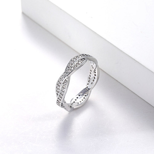 anillo de boda de latón bañado en plata con circonitas