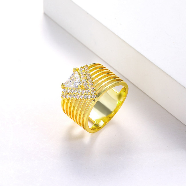 anillo de boda de latón bañado en oro con circonitas