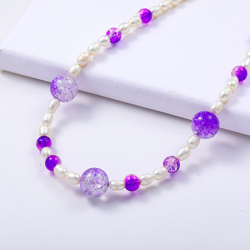 asymmetrischer Edelstahl mit lila türkisfarbenem Stein und natürlicher Perlenkette