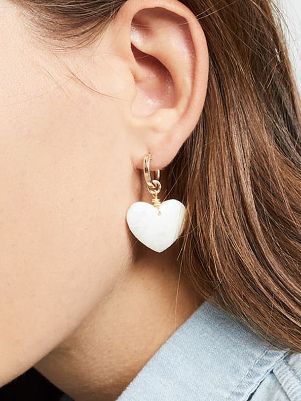 Boucles d'oreilles Huggie Minimalist Imitation Jade Heart en acier inoxydable