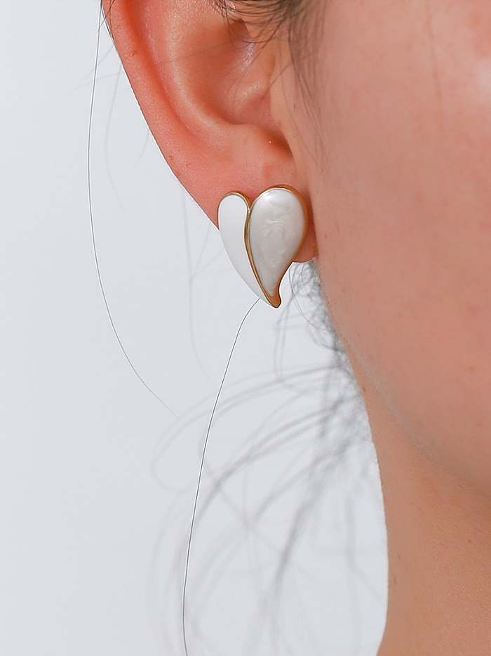 Boucle d'oreille Huggie minimaliste en acier inoxydable avec cœur en émail