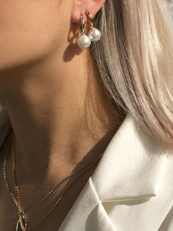 Huggie-Ohrring aus Edelstahl mit Imitationsperlen und geometrischem Trend
