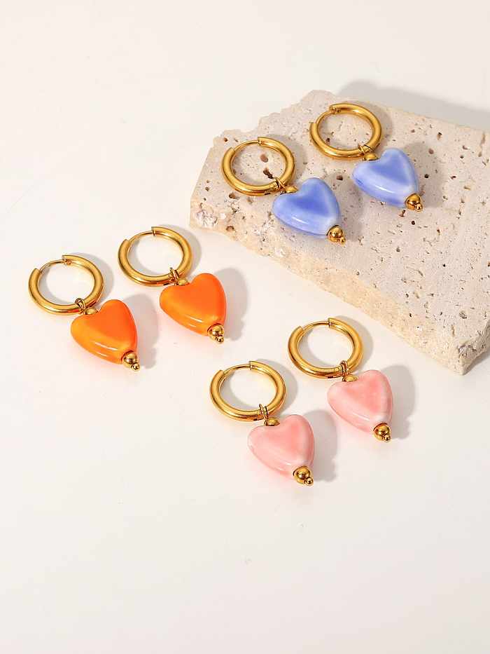 Minimalistischer Huggie-Ohrring aus Edelstahl mit Herz aus Keramik