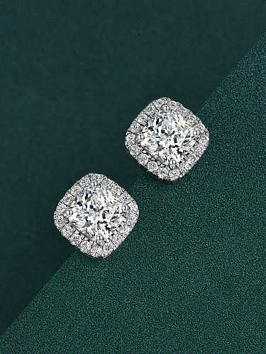 Pendiente de plata de ley 925 con alto contenido de carbono y diamante blanco geométrico.