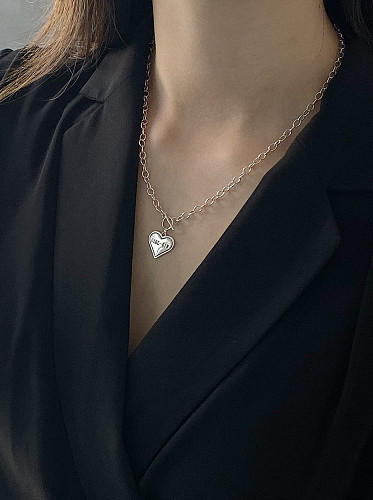 Collar de medallón con monograma en forma de corazón simplista chapado en plata antigua de plata de ley 925