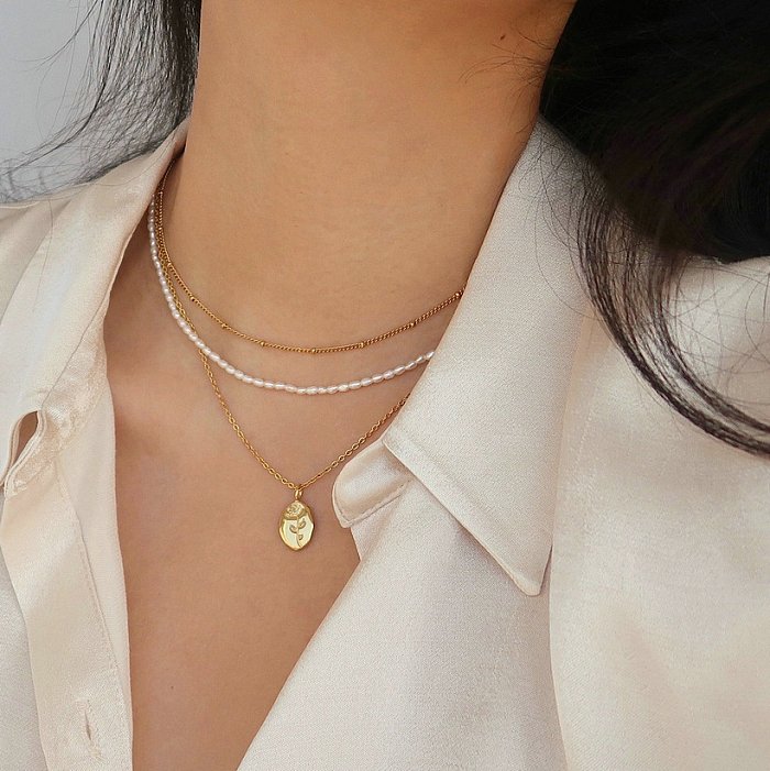 Collier en acier au titane en or 18 carats avec pendentif ovale en forme de fleur de rose à la mode