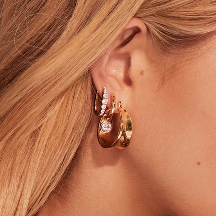 Boucles d'oreilles lisses incurvées en acier inoxydable plaqué or 18 carats simples à la mode en gros