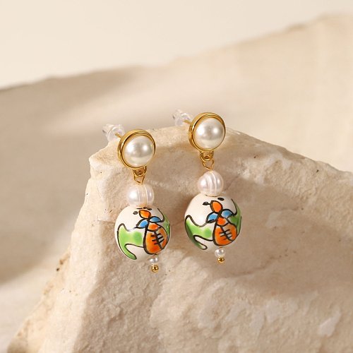 Boucles d'oreilles en acier inoxydable avec pendentif en céramique peinte en forme de perle plaquée or 18 carats de style nouveau