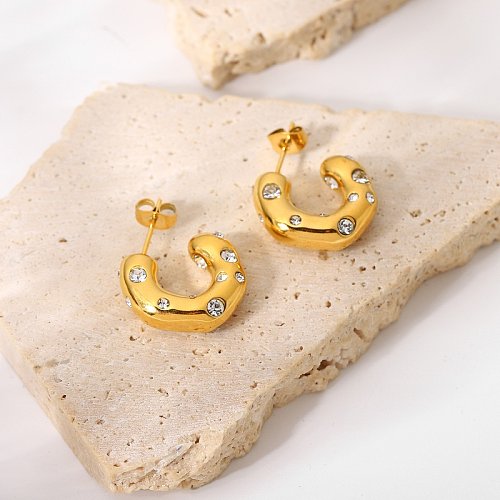 Brincos de zircônio embutidos com padrão de martelo em forma especial Brincos em forma de C banhados a ouro 18K Brincos de aço inoxidável banhados a ouro
