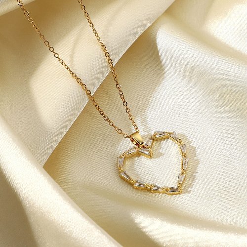 قلادة جديدة على شكل قلب مجوف مطلية بالذهب للنساء قلادة من الزركون المثلث من الفولاذ المقاوم للصدأ