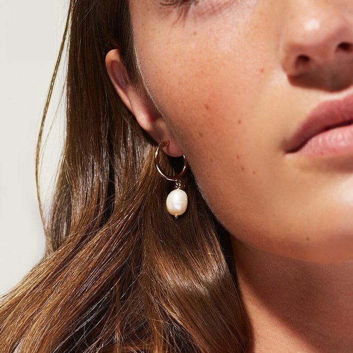Européen et américain Ins Internet Hot New Boucles d'oreilles en acier inoxydable plaqué or 18 carats en forme de cercle géométrique perle boucles d'oreilles bijoux dames
