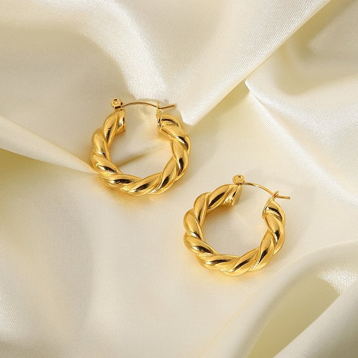 Pendientes torcidos de anillo clásico de acero inoxidable chapado en oro.
