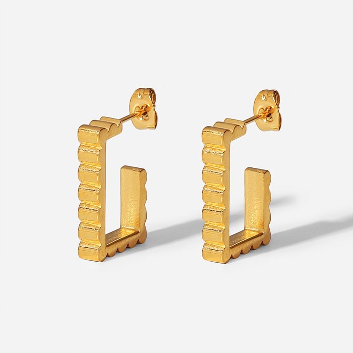 Brincos simples de aço inoxidável em forma de CS com padrão em relevo banhado a ouro 18K