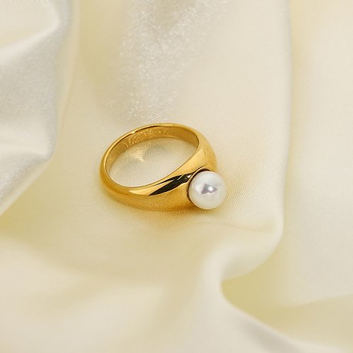 anillo de acero inoxidable con perla de concha de moda