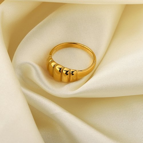 Retro gradation pattern glossy round croissant ring