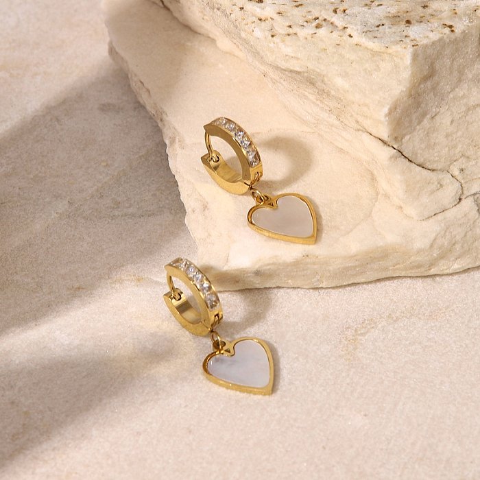 Pendientes colgantes de concha blanca en forma de corazón con incrustaciones de circonio chapados en oro de 14 quilates a la moda