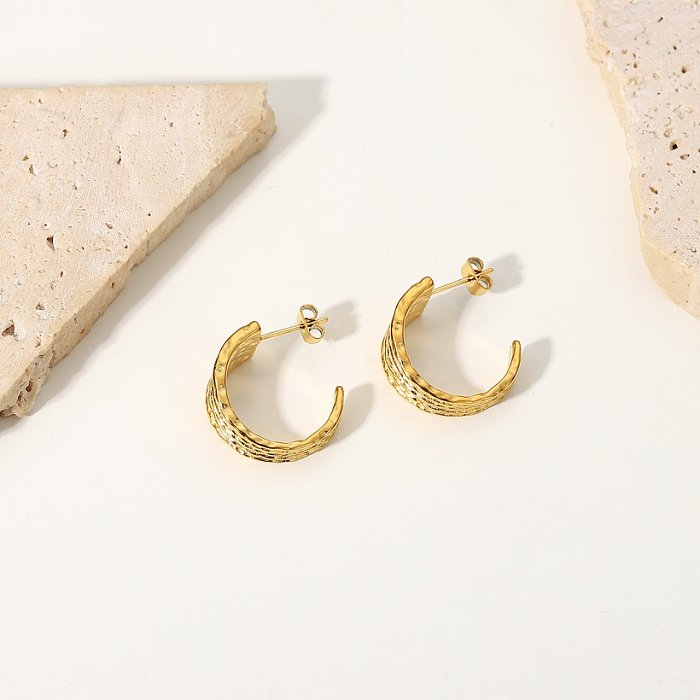 Boucles d'oreilles simples en acier inoxydable côtelé en forme de C en or 18 carats