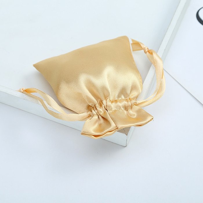 L'emballage de bijoux de cordon de satin de couleur unie de style simple met en sac 1 pièce