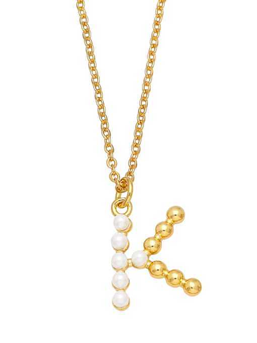 Collar minimalista con letra de perla de imitación de latón
