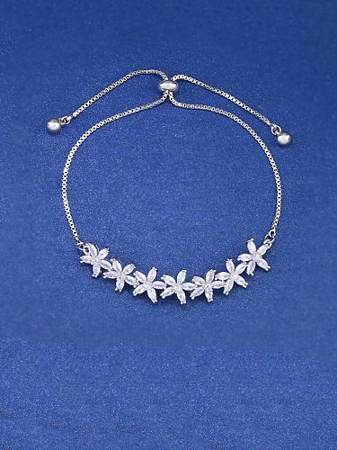 Zierliches verstellbares Armband aus Messing mit Zirkonia-Blume