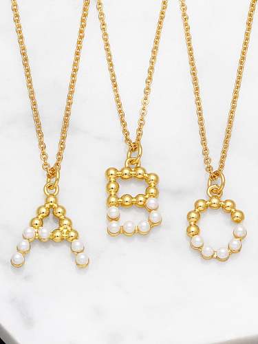 Collar minimalista con letra de perla de imitación de latón
