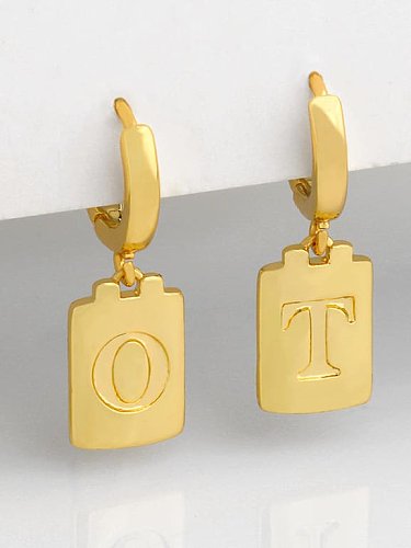 Minimalistischer schlichter quadratischer glänzender 26-Buchstaben-Huggie-Ohrring aus Messing (einzeln)
