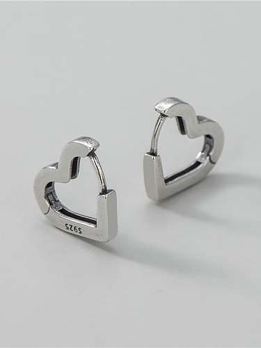 Pendiente Huggie minimalista de corazón de plata de ley 925