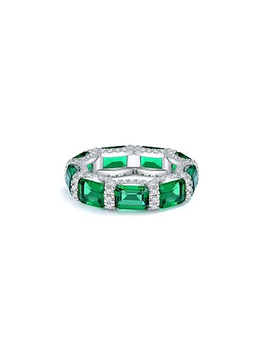 Anillo de plata de ley 925 con alto contenido de carbono y diamante verde geométrico.
