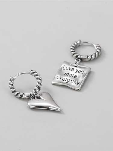 Brinco Huggie geométrico assimétrico vintage em prata esterlina 925 em forma de coração