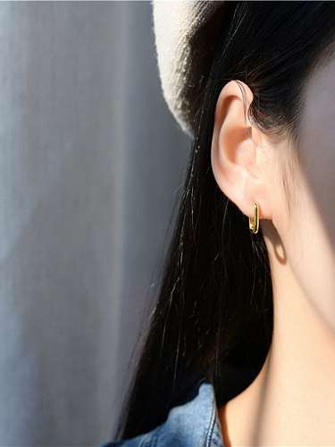 Geometrischer minimalistischer Huggie-Ohrring aus 925er Sterlingsilber