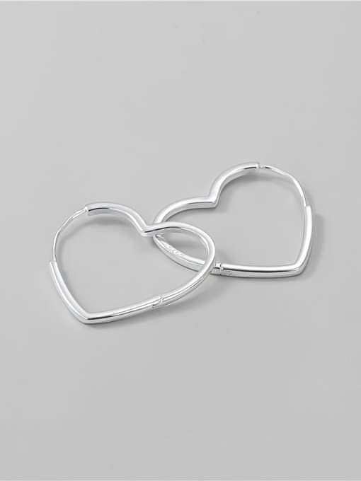 Minimalistischer Huggie-Ohrring mit Herz aus 925er Sterlingsilber