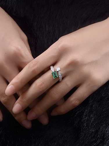 Anillo de plata de ley 925 con alto contenido de carbono y diamante verde geométrico.