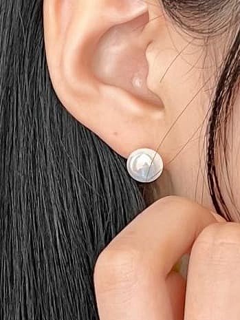 Boucle d'oreille minimaliste irrégulière avec perle d'eau douce en argent sterling 925
