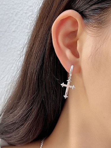 Minimalistischer Huggie-Ohrring mit Kreuz aus 925er Sterlingsilber