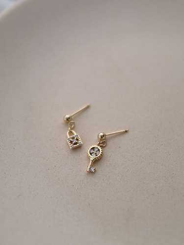 925 Sterling Silver Cubic Zirconia Key Dainty Stud Earring