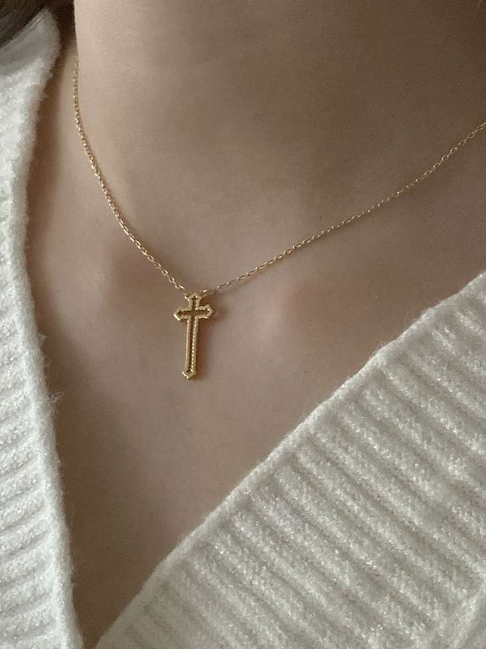 Collar religioso minimalista con cruz de plata de ley 925
