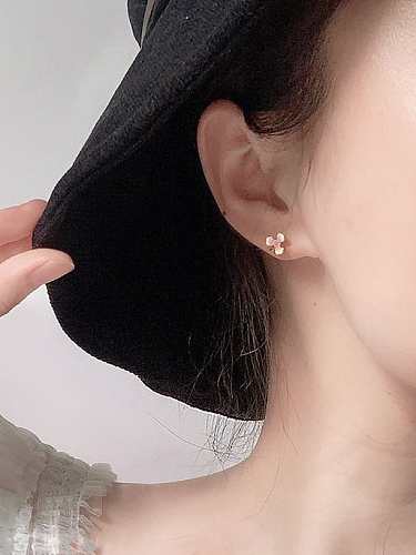 Arete de plata de ley 925 con flor de esmalte blanco